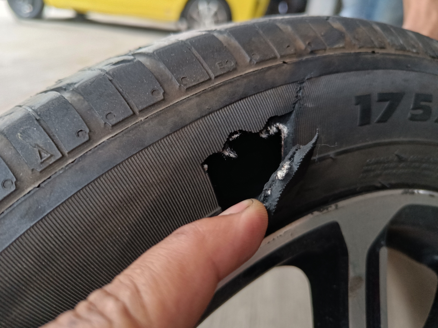 ban mobil, mobil bekas, ban mobil pecah, ban mobil pecah mendadak, ban mobil pecah tiba-tiba, ban mobil tiba-tiba pecah, penyebab ban mobil tiba-tiba pecah, Inilah Enam Cara Mencegah Mobil Bekas Oleng Saat Ban Pecah Tiba-tiba