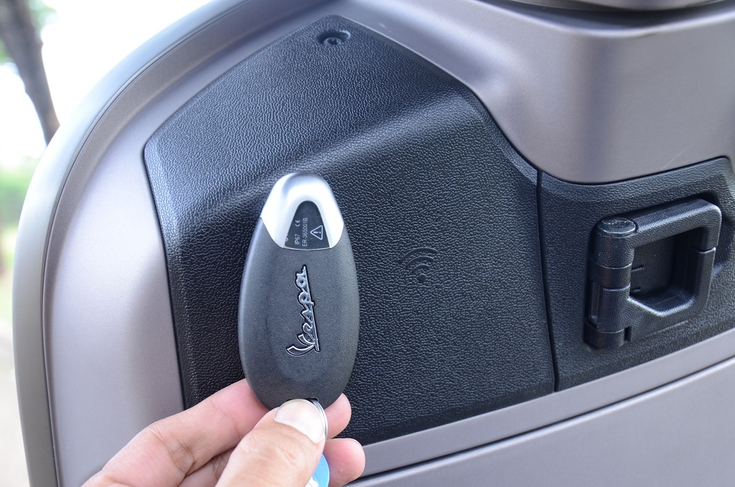 vespa, remote keyless, vespa matic, Remote Keyless Vespa Matic Bisa Digunakan Saat Baterai Habis, Begini Caranya