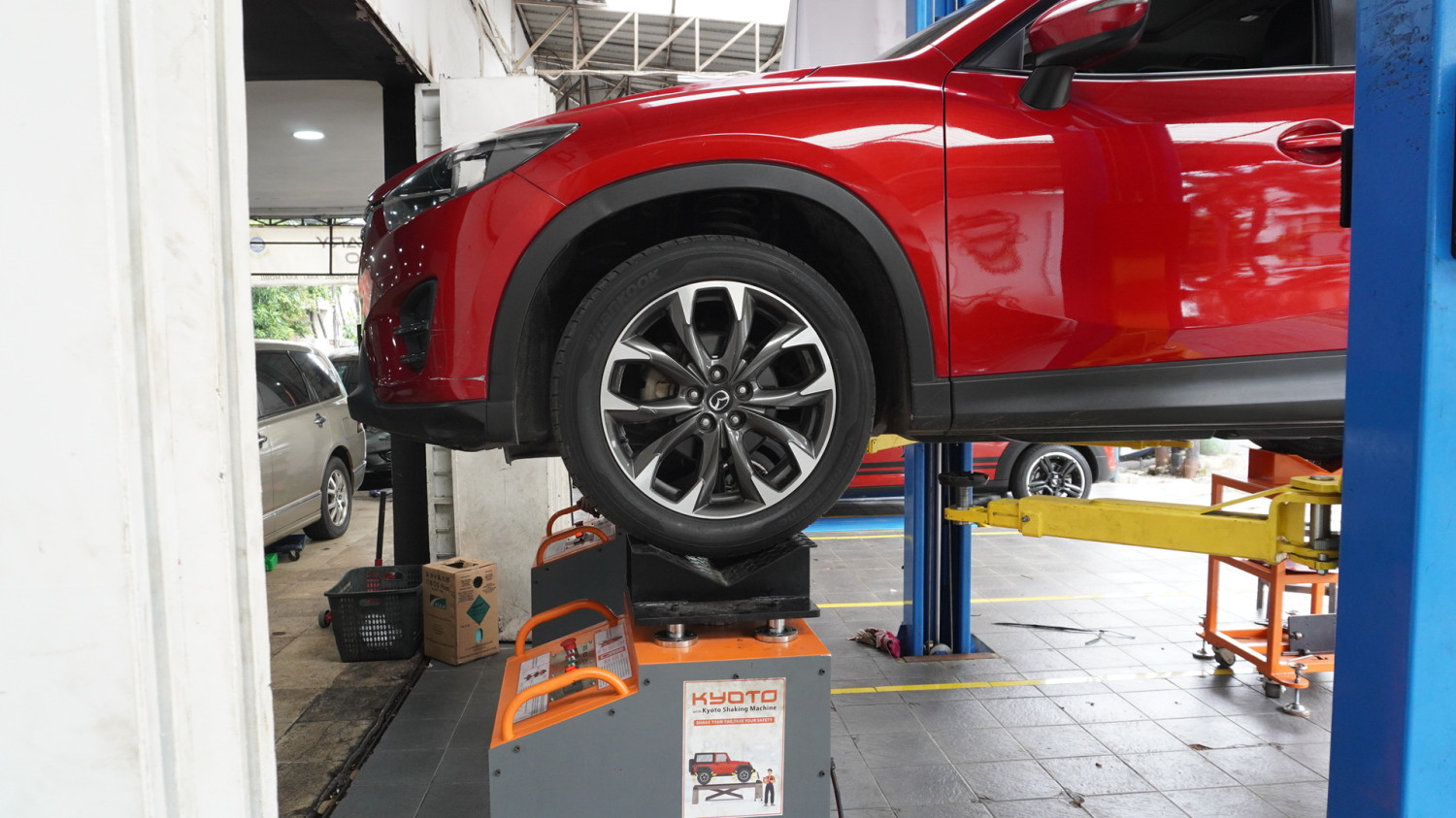 bengkel mobil, bengkel kaki-kaki mobil, Servis kaki-kaki mobil, shaking machine, Periksa Kaki Mobil Pakai Shaking Machine Cuma Gimmick, Tapi Konsumen Suka