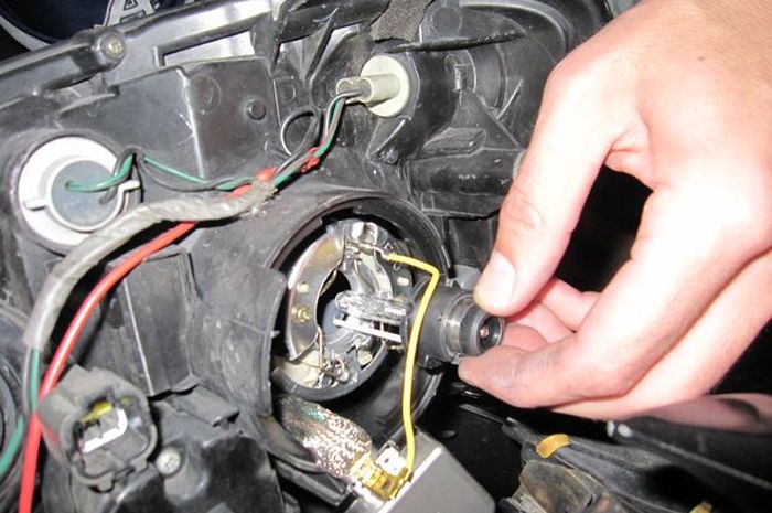 mudik, mudik lebaran, mobil bekas, kelistrikan, mobkas, kelistrikan mobil, Sering Disepelekan, Ini Bahaya Soket Lampu Mobil Bekas Gosong Saat Mudik