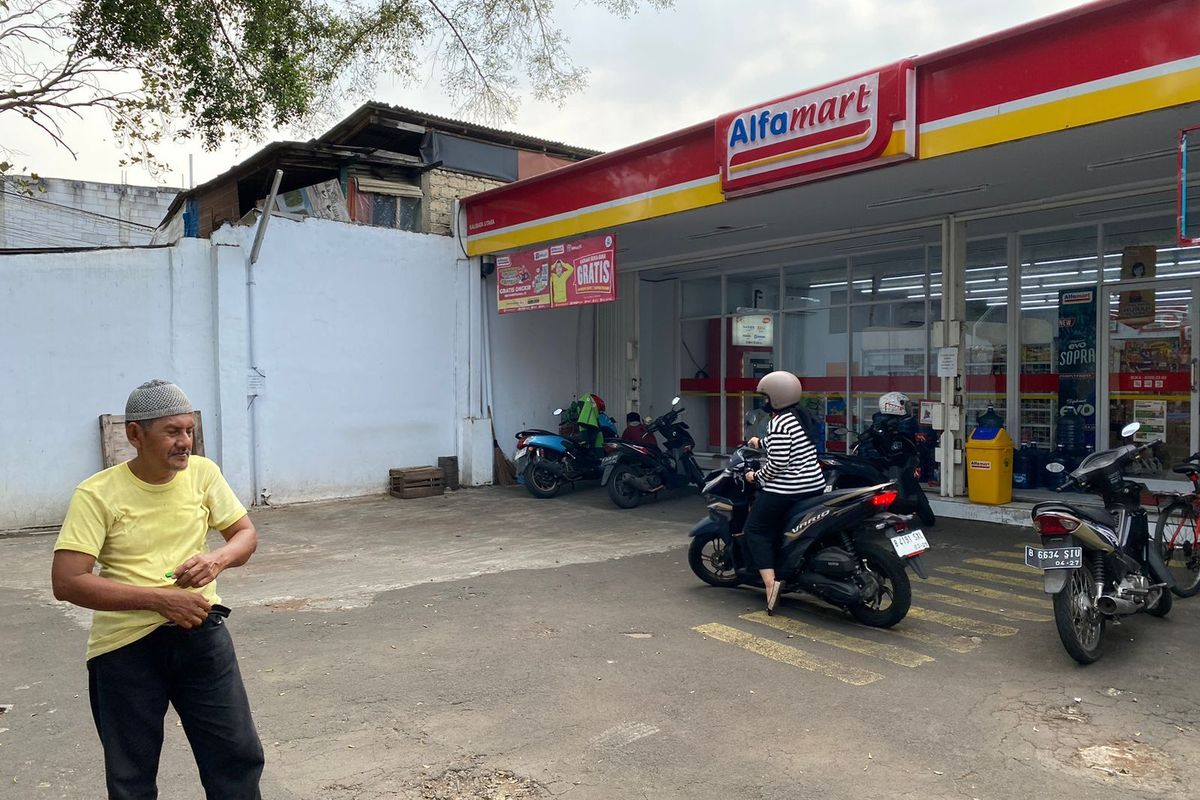 Surabaya, parkir liar, Dishub Surabaya, juru parkir (jukir), jukir nakal, Dishub Bersih-bersih Jukir Nakal di Surabaya, Ada yang Keciduk Narik di Minimarket