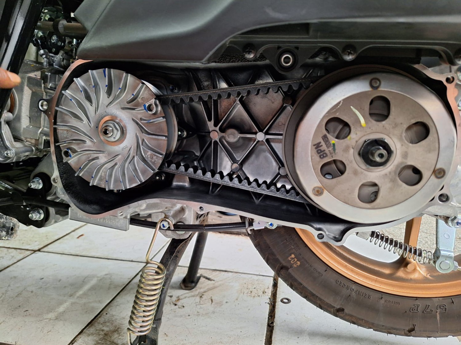 motor matic, roller, v-belt, roller motor matic, v-belt motor matic, Alasan Kenapa V-belt Dan Roller Motor Matic Harus Diganti Barengan