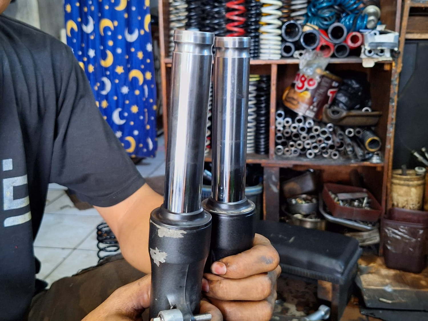 motor bekas, as sokbreker, sokbreker motor, as sokbreker motor, cara mengatasi as sokbreker baret, cara mengatasi as sokbreker motor baret, Inilah Dua Cara Mengatasi As Sokbreker Yang Baret di Motor Bekas