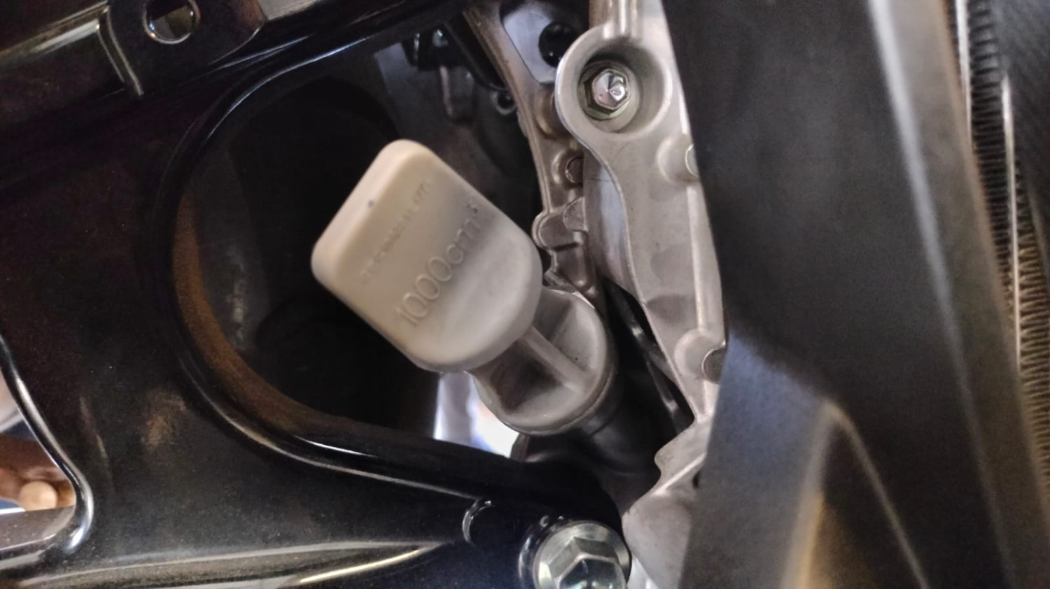 oli mesin, motor bekas, cara cek oli mesin, cara cek oli, Dipstick Oli mesin, cara cek oli mesin pakai dipstick, Cara Yang Benar Cek Volume Oli Mesin Motor Bekas dari Dipstik Tutup Oli
