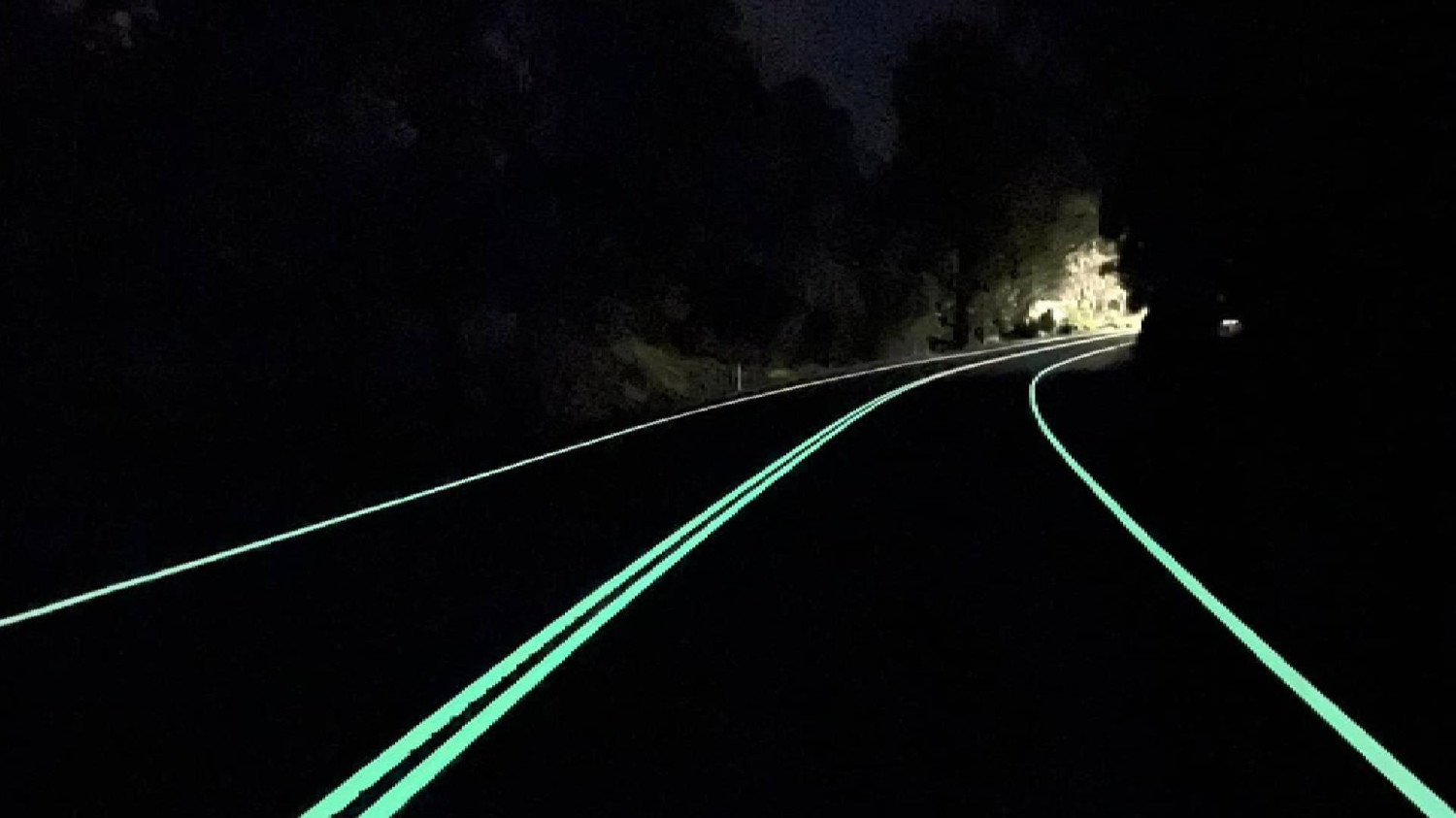 marka jalan, Marka Jalan Malaysia, Marka Jalan Menyala, Marka Glow in The Dark, Cat Atrontium Aluminat, Proyek Marka Jalan Menyala Malaysia Berhenti Sia-sia, Dipuji Tapi Bermasalah di Sini
