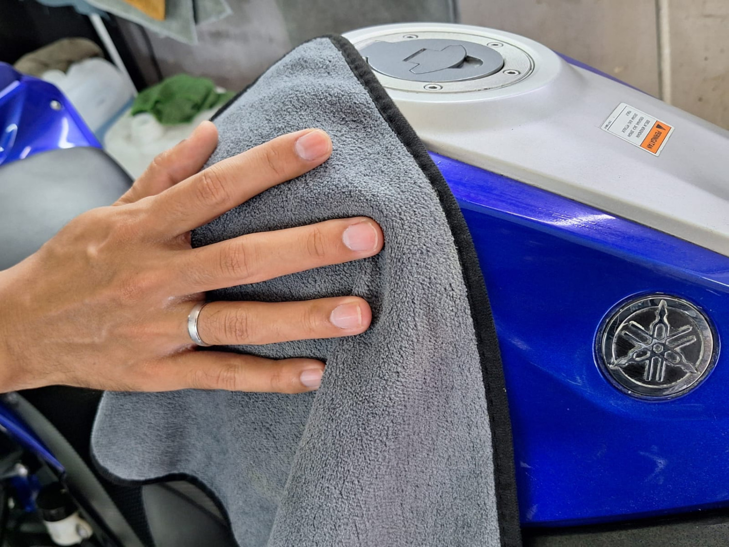 microfiber, Kanebo, moto fashion, water magnet microfiber, Alasan Kain Microfiber Lebih Efektif Keringkan Body Motor di Musim Hujan