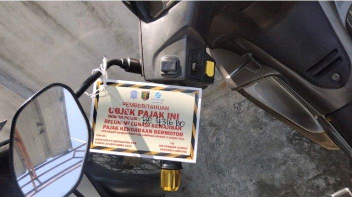 pajak kendaraan, nunggak pajak kendaraan, Bapenda Jawa Barat, Hang Tag Pajak Kendaraan, Hang Tag Kendaraan, Sudah Mirip Label Baju Aja, Mobil dan Motor Nunggak Pajak Bakal Dipasangi Benda Ini