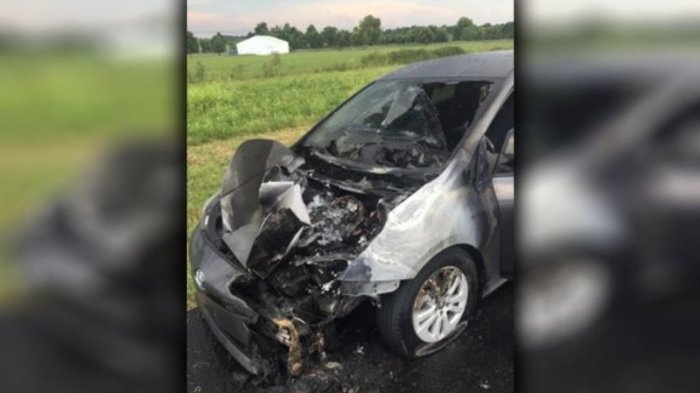 mengemudi saat hujan, Mobil Tersambar Petir, Petir Sambar Mobil, Main HP Tersambar Petir, Geger Main HP Dalam Mobil Saat Hujan Nyaris Tersambar Petir, Begini Penjelasan Ilmiahnya