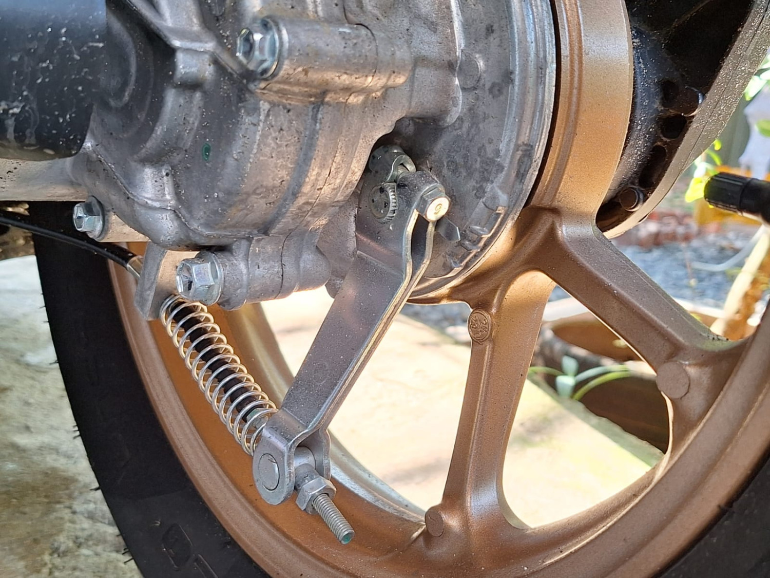 anak panah, motor bekas, rem teromol, rem teromol motor, tanda anak panah di setelan rem teromol, Ini Gunanya Tanda Anak Panah Yang Ada Di Dekat Baut Setelan Rem Belakang Motor Bekas
