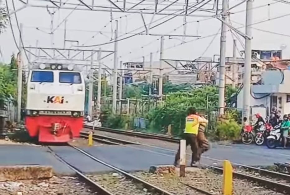 perlintasan kereta api, perlintasan rel kereta, menerobos perlintasan kereta api, Etika Melewati Rel Kereta, Taruhan Nyawa, Kebiasaan 3 Detik Ini Sering Diabaikan Pengemudi Saat di Perlintasan Kereta