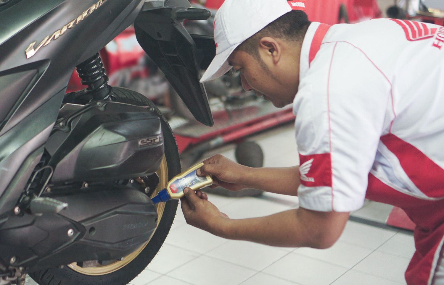 motor matic, oli gardan, oli gardan motor matic, efek kelebihan isi oli gardan, efek motor matic kelebihan isi oli gardan, Bukan Hanya Tarikan Berat, Ini Efek Lain Motor Matic Kelebihan Isi Oli Gardan
