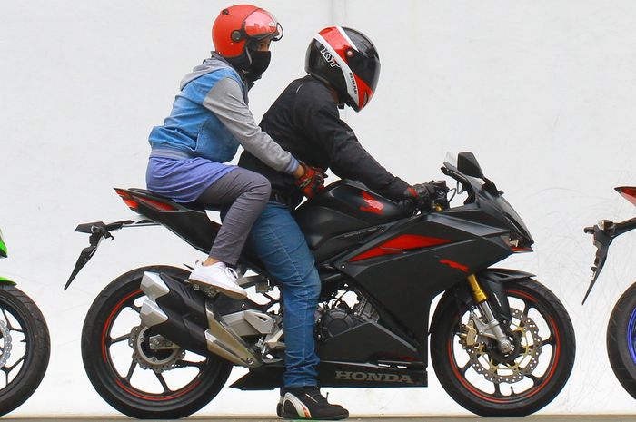 safety riding, boncengan, bonceng motor, Posisi Bonceng Istri, HER WHEELS, Trik Biar Ladies Disenangi Gebetan Saat Motoran, Jadi Boncengan Harus Begini