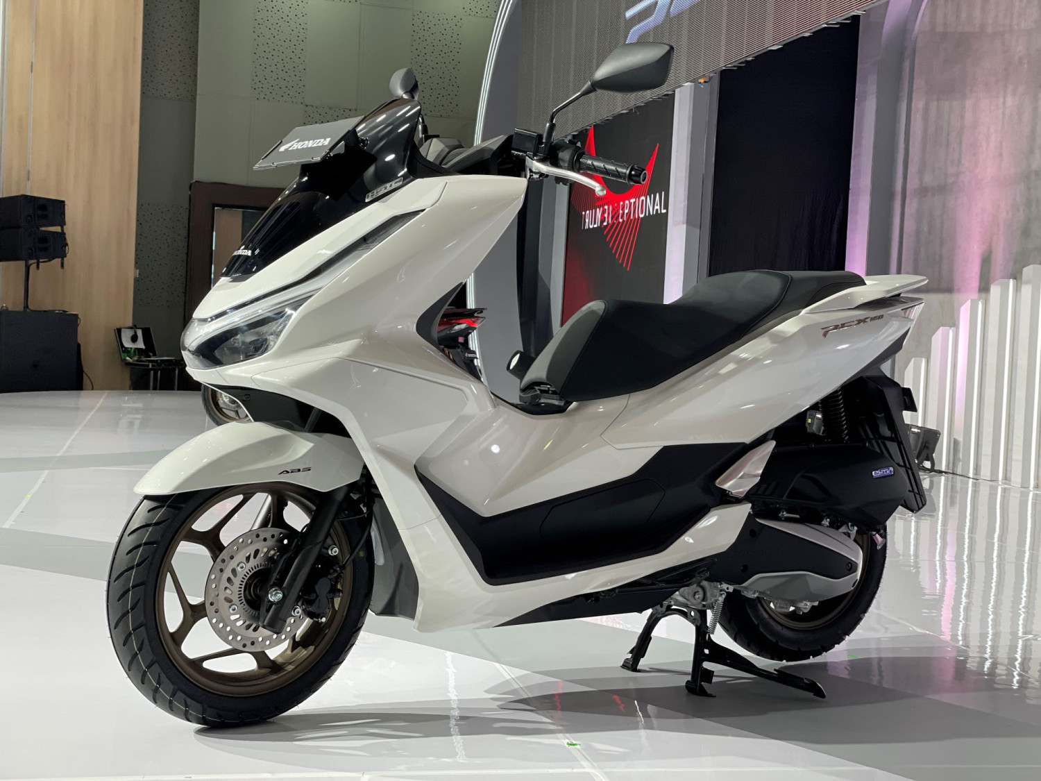 honda, ban motor, honda pcx 160, ADV 160, Selisihnya Tipis, Ini Alasan Ban Depan Honda ADV160 Enggak Bisa Dipasang di PCX160
