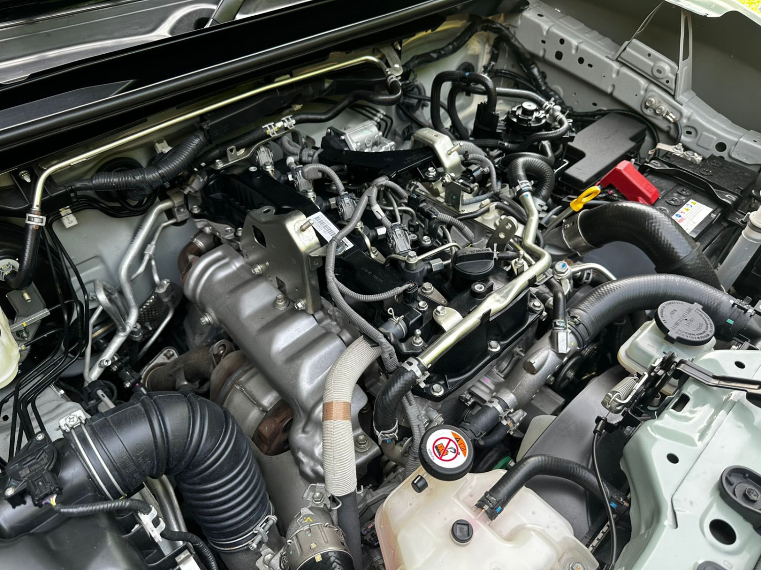 volume, mesin diesel, oli mesin, radiator coolant, mesin bensin, pelumasan, Alasan Volume Oli Mesin Diesel Lebih Banyak Dibanding Oli Mesin Bensin