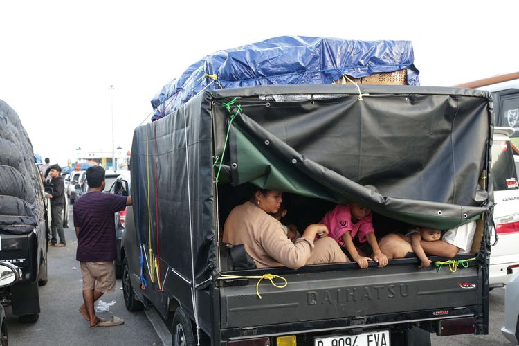 mobil pick up, mobil bak terbuka, mobil pikap, pikap angkut penumpang, Pikap Bawa Penumpang, Angkut Penumpang Pakai Mobil Pikap Kesalahan Fatal, Aturannya Jelas Ada di Sini