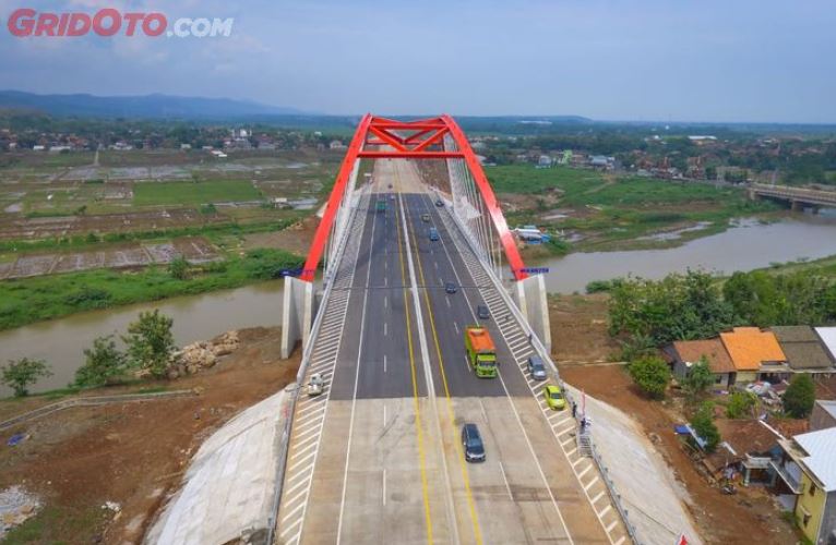 jalan aspal, jalan beton, ruas Jalan Tol, Sering Tak Disadari, Melintasi Jalan Beton Bisa Lebih Berbahaya Saat Hujan