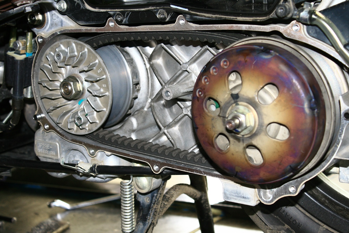 motor matic, v-belt, cvt motor matic, v-belt motor matic, Ternyata Ini Efek V-Belt Motor Matic Kependekan Atau Kepanjangan