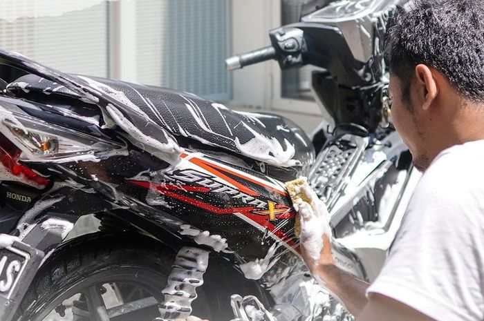 cuci motor, motor bekas, bengkel spesialis, cat motor, bengkel spesialis cat, cara cuci motor, Wajib Tahu, Tiga Cairan Ini Gak Disarankan Bengkel Spesialis Cat Untuk Cuci Motor