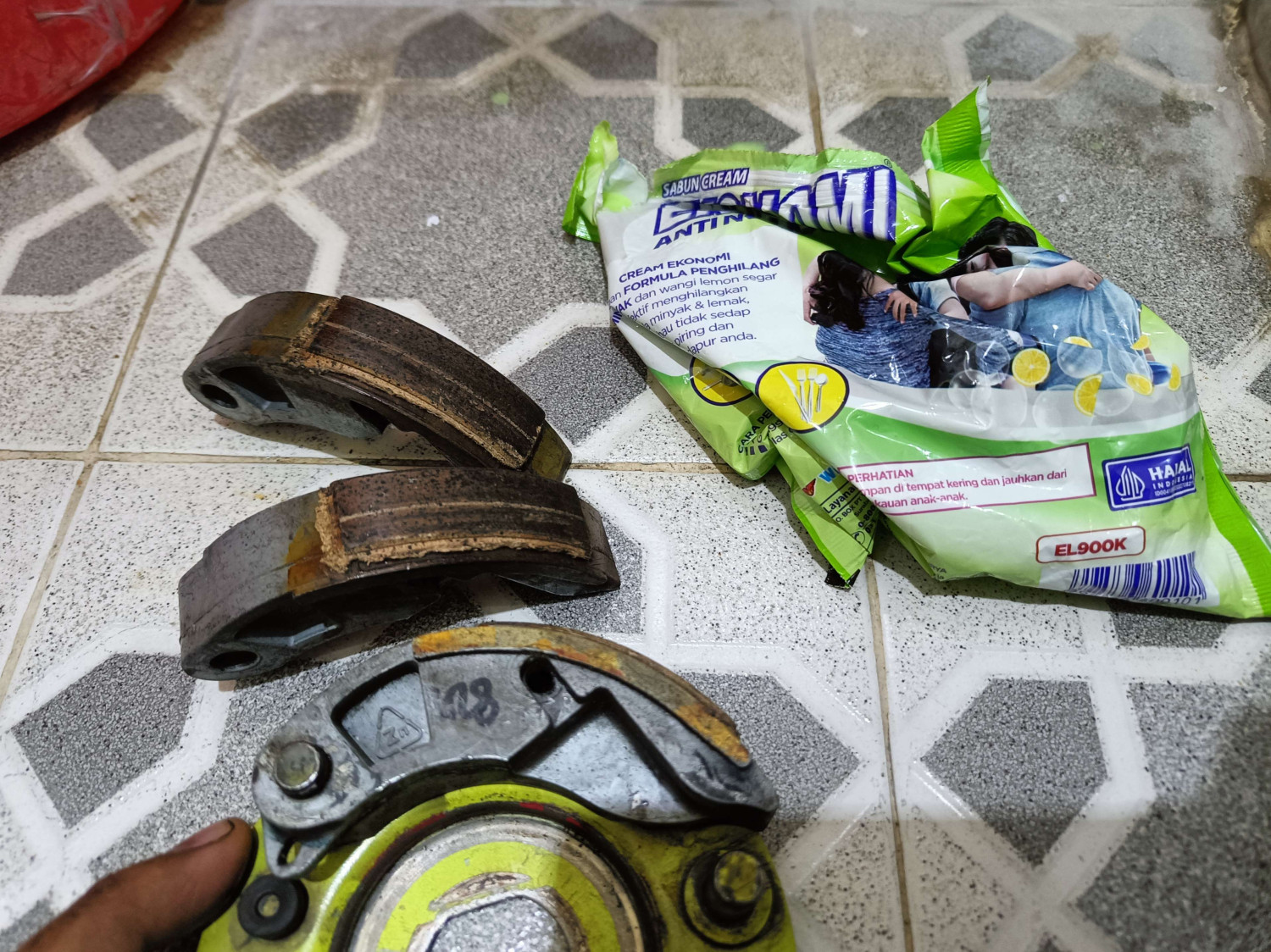motor matic, kampas ganda, kampas ganda motor matic, cara mudah membersihkan kampas ganda, cara membersihkan kampas ganda, Begini Cara Mudah Membersihkan Kampas Ganda Motor Matic Yang Kotor