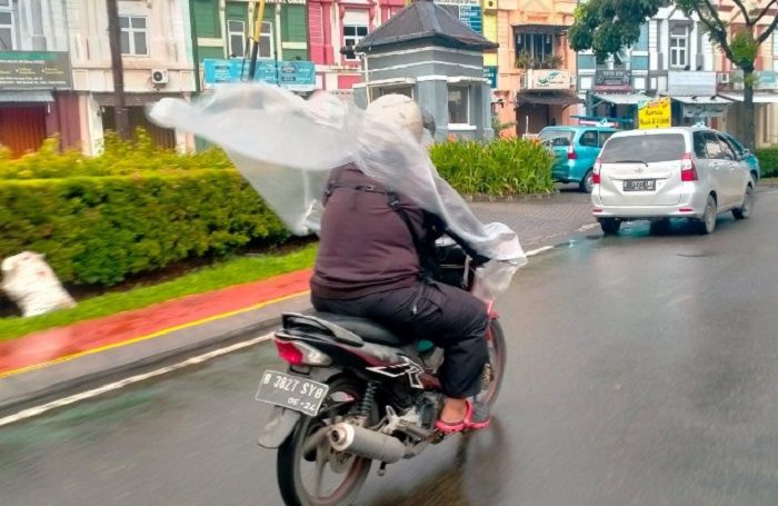 jas hujan, hujan, naik motor, Herwheels, Ladies, Ini Jenis Jas Hujan yang Aman dan Nyaman Buat Motoran
