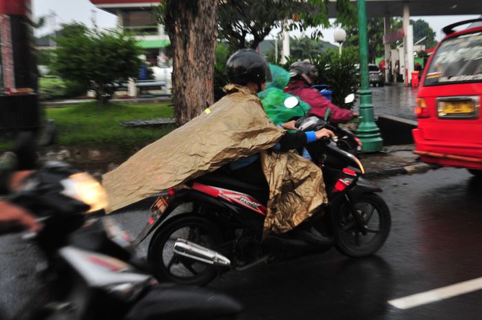 musim hujan, jas hujan, ponco, hujan, Wahana Makmur Sejati (WMS), Perempuan Mesti Tahu, Ini Bahaya Pakai Jas Hujan Ponco Buat Naik Motor