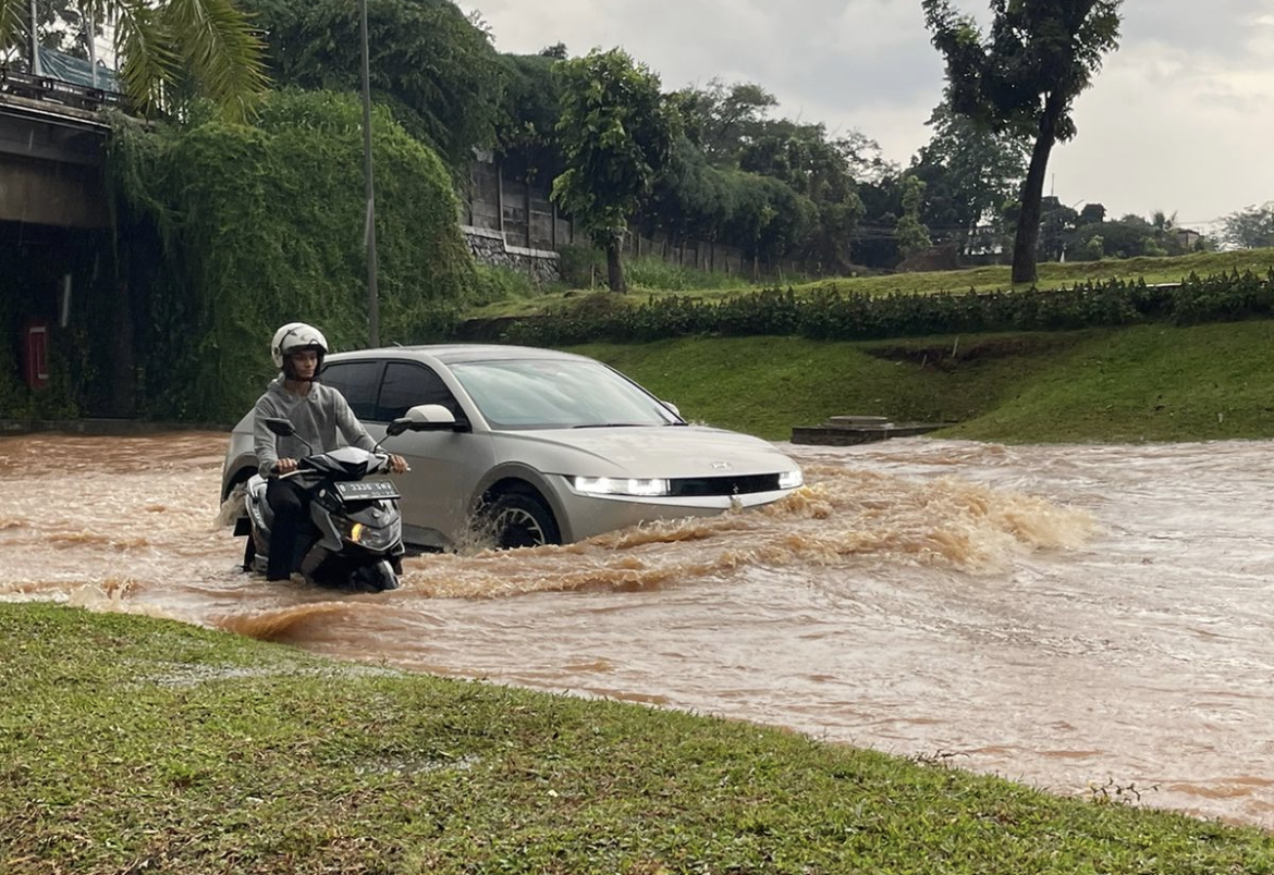 banjir, mobil listrik, mogok, terjang banjir, Mobil Listrik Tak Sepenuhnya Aman Terjang Banjir, Waspada Dengan Ini