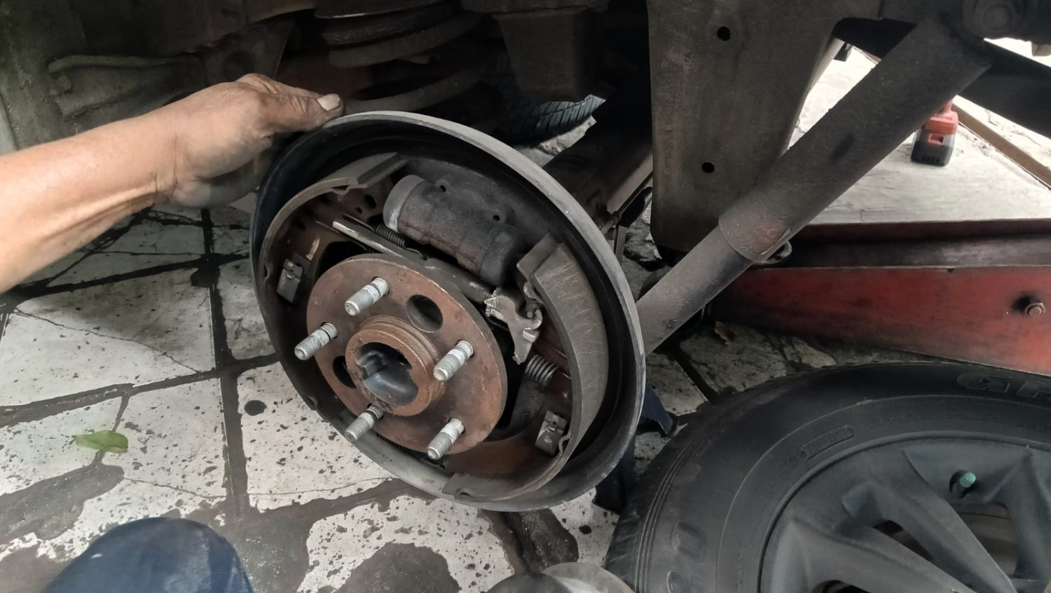 Kaki-kaki, mur roda, pengencangan, Menyilang, Ternyata Ini Alasan Kencangkan Mur Roda Mobil Wajib Disilang