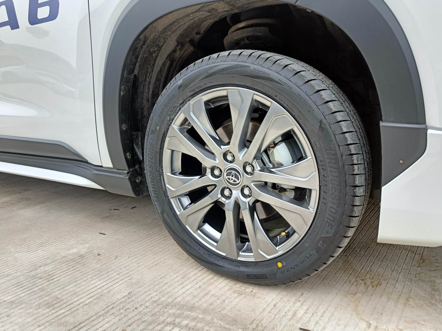 ban mobil, mobil bekas, penyebab ban pecah, ban mobil pecah, penyebab ban mobil pecah, Sebelum Mudik Lebaran Kenali Penyebab Ban Mobil Bekas Pecah di Jalan