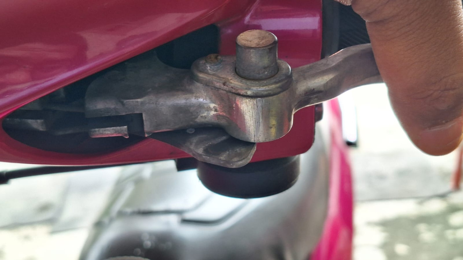 motor matic, parking brake lock, brake lock, parking brake lock motor, parking brake lock motor matic, Begini Cara Mudah Merawat Fitur Brake Lock di Motor Matic, Simak Triknya
