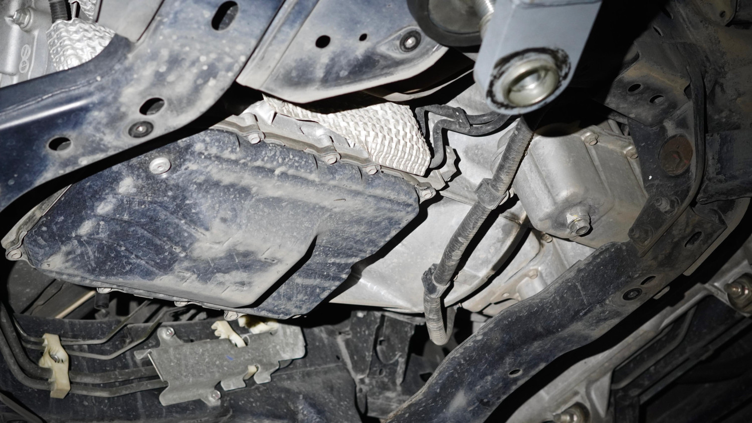 mobil matik, mobil bekas, oli transmisi, oli transmisi matik, cara deteksi kebocoran oli, cara deteksi kebocoran oli transmisi, cara deteksi kebocoran oli transmisi matic, cara deteksi kebocoran oli matik, Dua Cara Mudah Ini Bisa Deteksi Kebocoran Oli Transmisi Matik Di Mobil Bekas