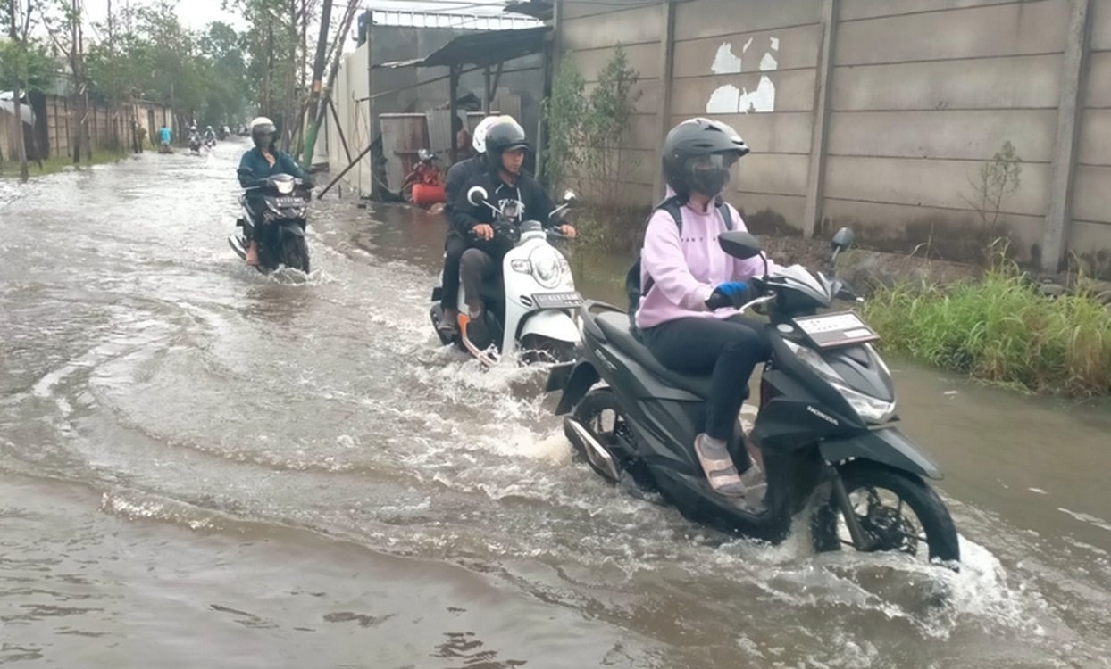 cvt motor matik, motor matik terjang banjir, motor matik terobos banjir, air terjebak di cvt motor matik, Ini Cara Buang Air yang Terjebak di CVT Motor Matik Usai Terjang Banjir