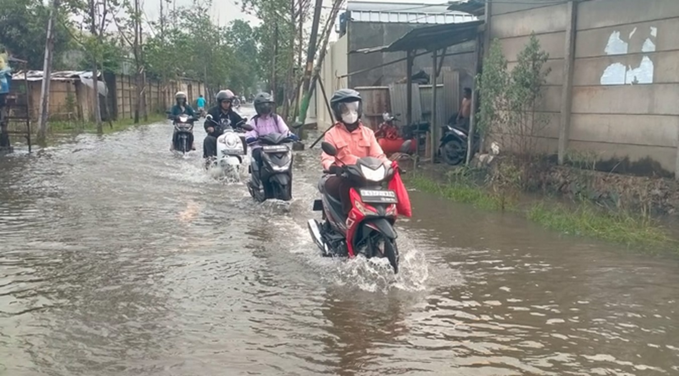 banjir, banjir jakarta, tips melewati banjir dengan motor, tips melewati banjir, Cuma Dipakai Kalau Kepepet, Begini Cara Aman Melintasi Banjir Pakai Motor