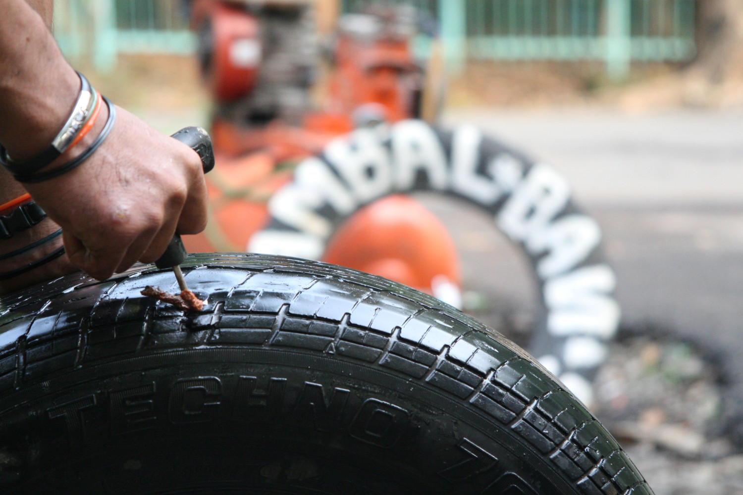 tambal ban, ban mobil, PT Hankook Tire Sales Indonesia, Billy Cahyadi, Tiga Cara Tambal Ban yang Aman Digunakan, Nomor Dua Paling Praktis