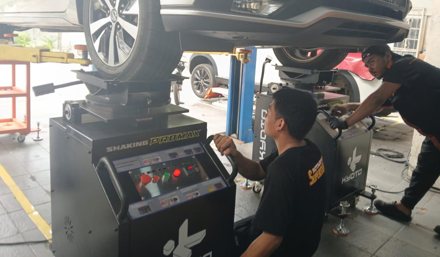 mobil, kaki, Jalan Rusak, shock, ball joint, tie rod, bushing, Kaki-kaki Bunyi Saat Jalan Rusak? Ini Komponen Mobil yang Harus Dicek