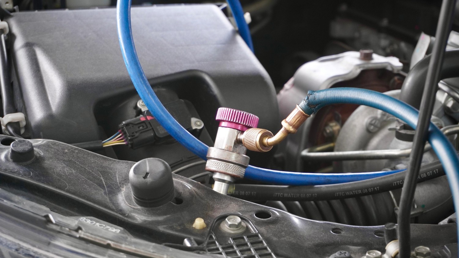 rupiah melemah, servis ac, freon ac, tarif servis ac mobil naik, harga freon naik, Banyak yang Nggak Sadar, Rupiah Melemah Bikin Ganti Oli dan Servis AC Makin Mahal