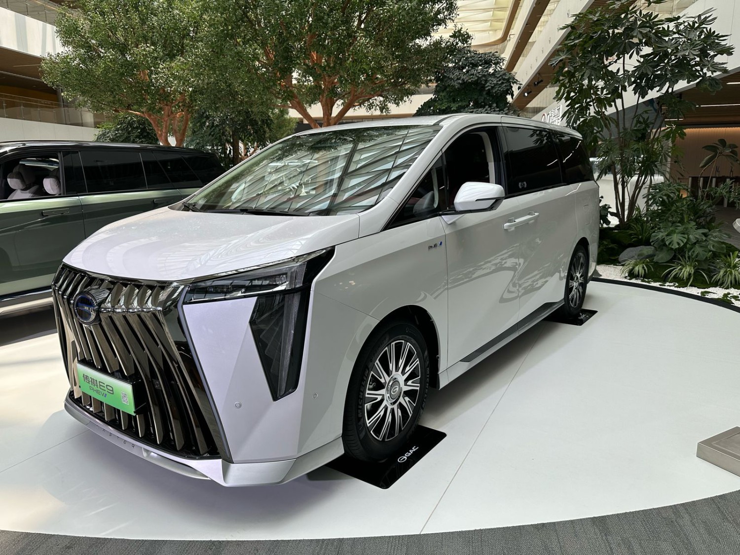 toyota alphard, Denza D9, gac Indonesia, Aion E9, Aion Siap Hadirkan Pesaing Alphard dan Denza D9 di Indonesia, Ini Sosoknya