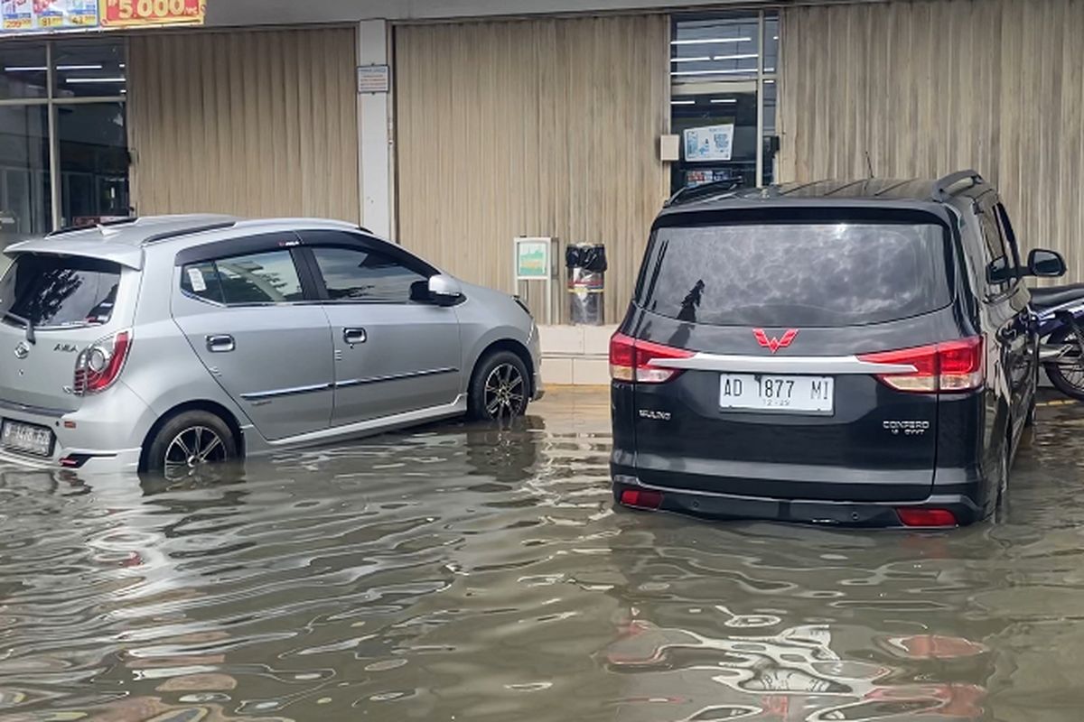 banjir, hujan, mogok, water hammer, Pemilik Mobil Wajib Tahu, Ini Risiko Mobil Terjang Banjir Tinggi