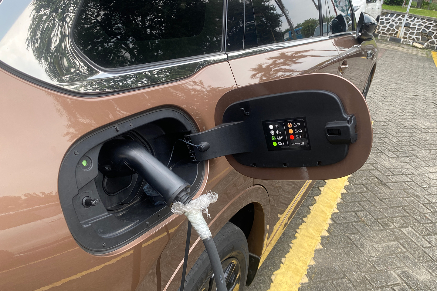 charger, mobil, listrik, mobil listrik, SPKLU, EV (Electric Vehicle), Charging Baterai Mobil Listrik, Charger Mobil Listrik Enggak Masuk? Cek Dulu Kemungkinan Ini