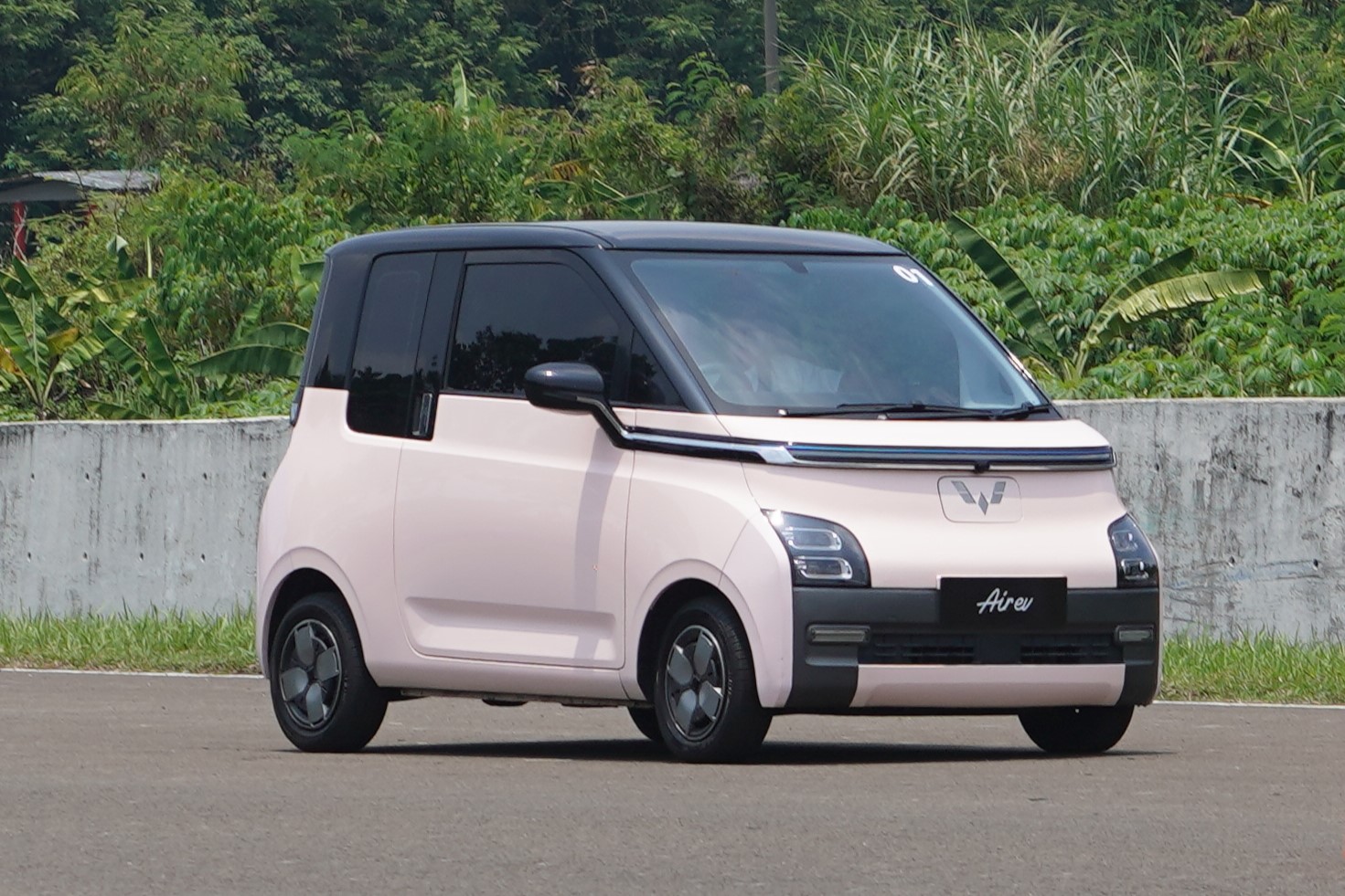 wuling, cicilan, mobil listrik, air ev, Cari Mobil Listrik Buat Perempuan? Ini Skema Cicilan Wuling Air EV
