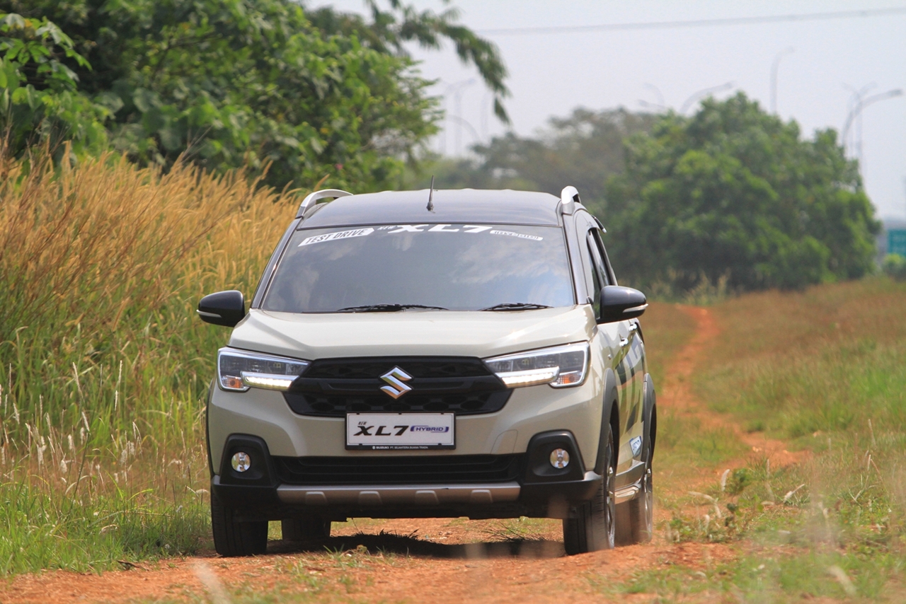 Harga Suzuki XL7, Suzuki XL7 Alpha, xl7 hybrid, 5 Kelebihan Suzuki XL7 Alpha Hybrid, Mobil Keluarga Paling Masuk Akal di Indonesia