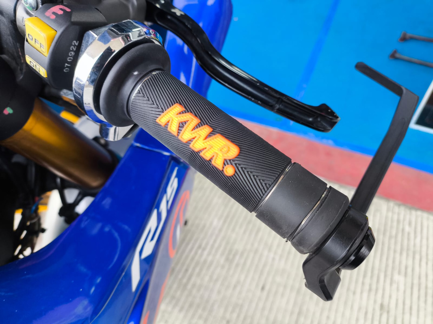 motor bekas, handgrip, handgrip motor, cara lepas handgrip, cara lepas handgrip motor, cara melepas handgrip, Ternyata Melepas Handgrip Motor Bekas Bisa Pakai Dua Cara Ini