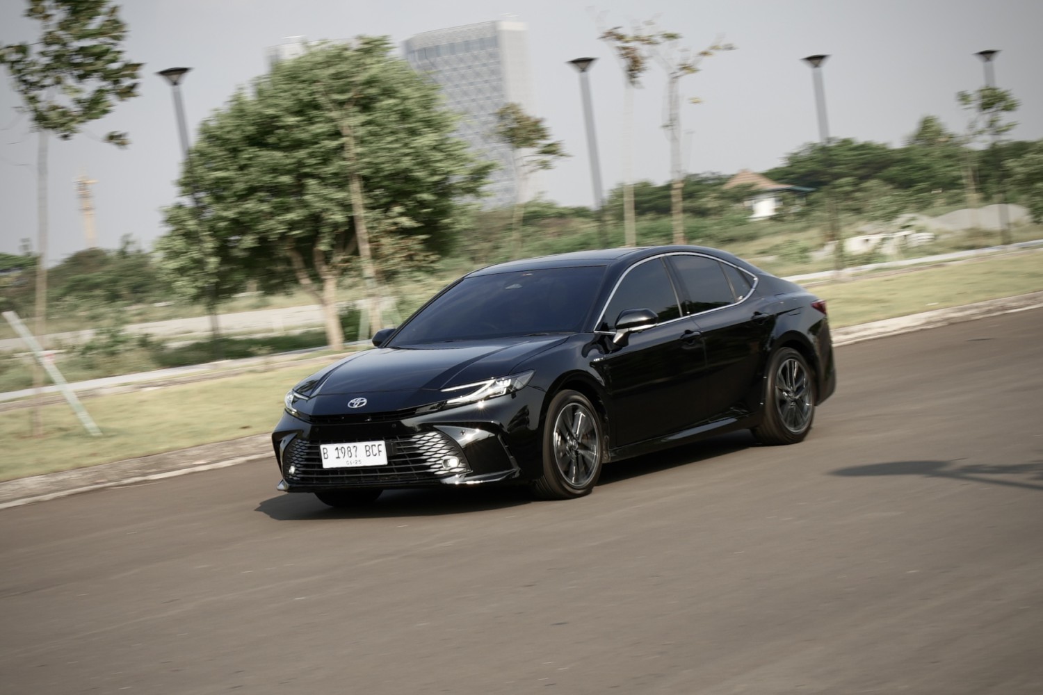 toyota camry, GridOto Award, Toyota Camry HEV, GridOto Award 2025, Revolusioner, Toyota Camry HEV Sabet The Best Large Sedan GridOto Award 2025