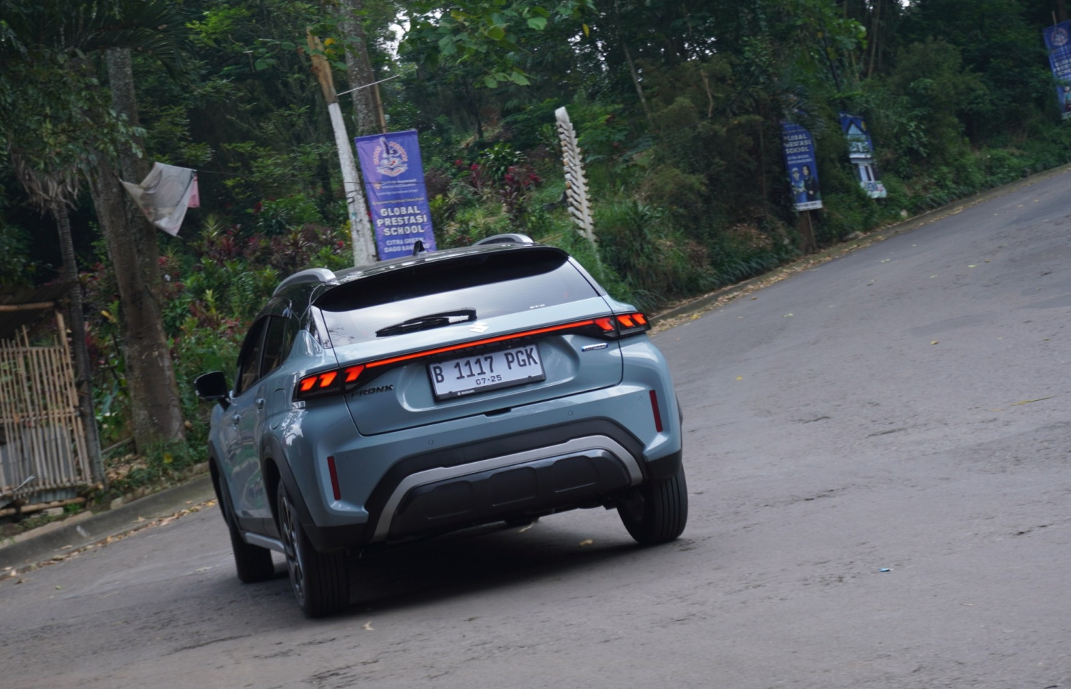 mobil, tanjakan, transmisi manual, HER WHEELS, Cara Mudah Cegah Mobil Manual Mundur di Tanjakan yang Bikin Ladies Tenang