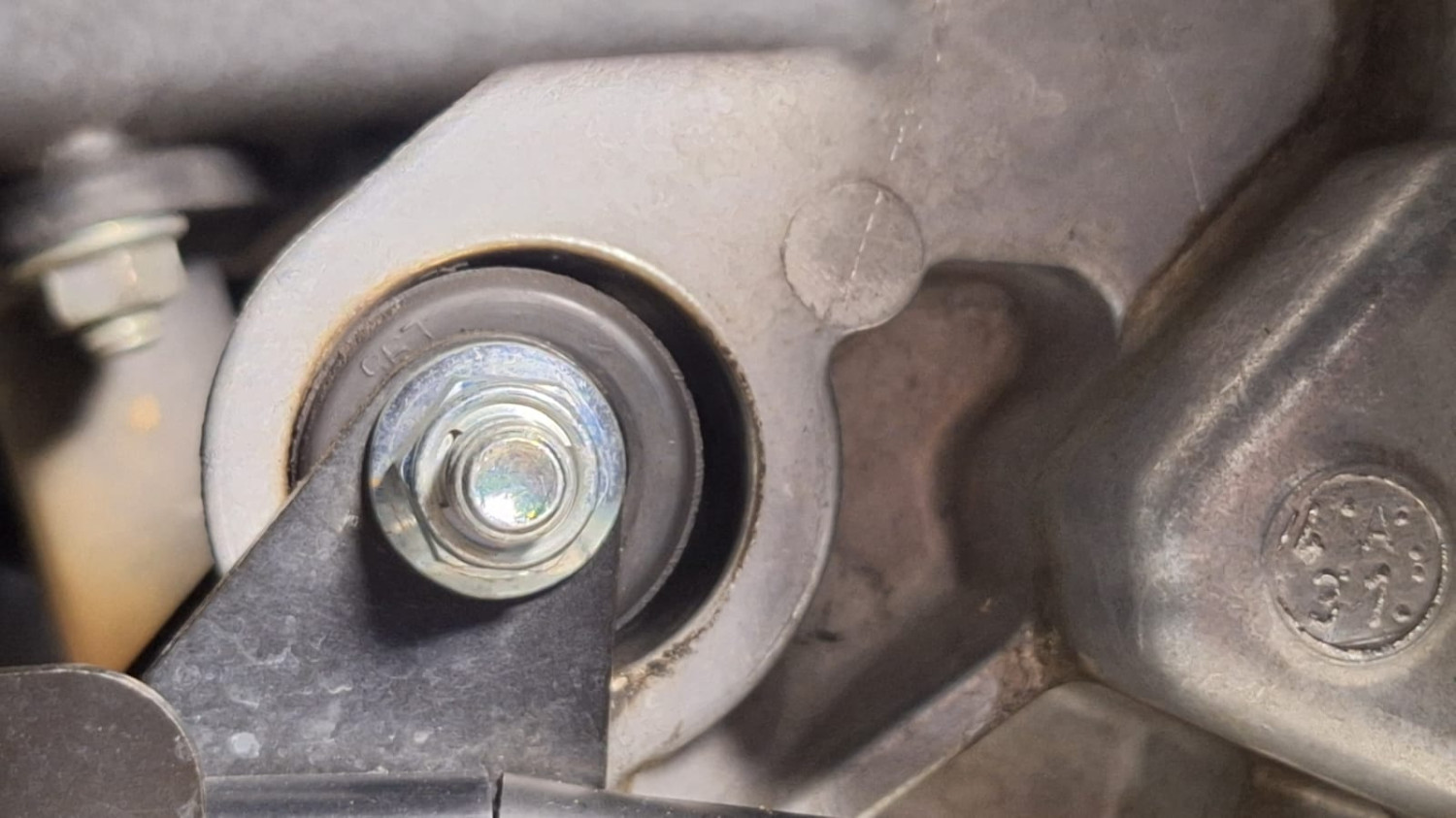 motor matic, engine mounting, engine mounting motor matic, penyebab engine mounting rusak, penyebab engine mounting motor matic rusak, Inilah Hal Sepele Yang Wajib Dihindari Agar Engine Mounting Motor Matic Awet