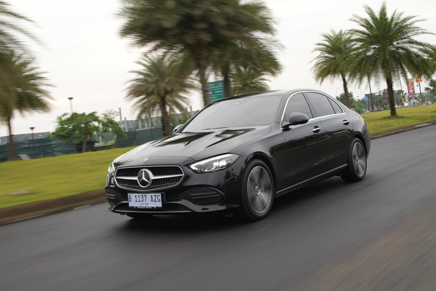 mercedes-benz, a200, mercedes-benz c200, C200, mercedes-benz a200, Mercedes-Benz C200 Vs A200 Sedan, Kakak Adik Iritnya Mirip-mirip