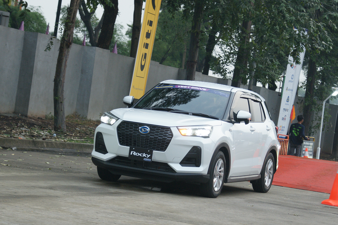 mobil baru, fitur, daihatsu, Daihatsu Rocky e-Smart Hybrid, Rocky Hybrid, Tiga Fitur Ini Bisa Bikin Kamu Kesengsem Dengan Daihatsu Rocky Hybrid