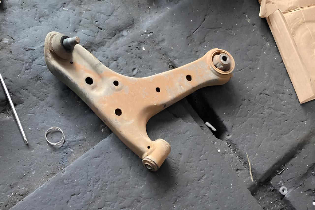 mobil, jalan, bergelombang, suspensi, bushing arm, Mobil Berdecit di Jalan Bergelombang? Tanda Gejala Bushing Aus