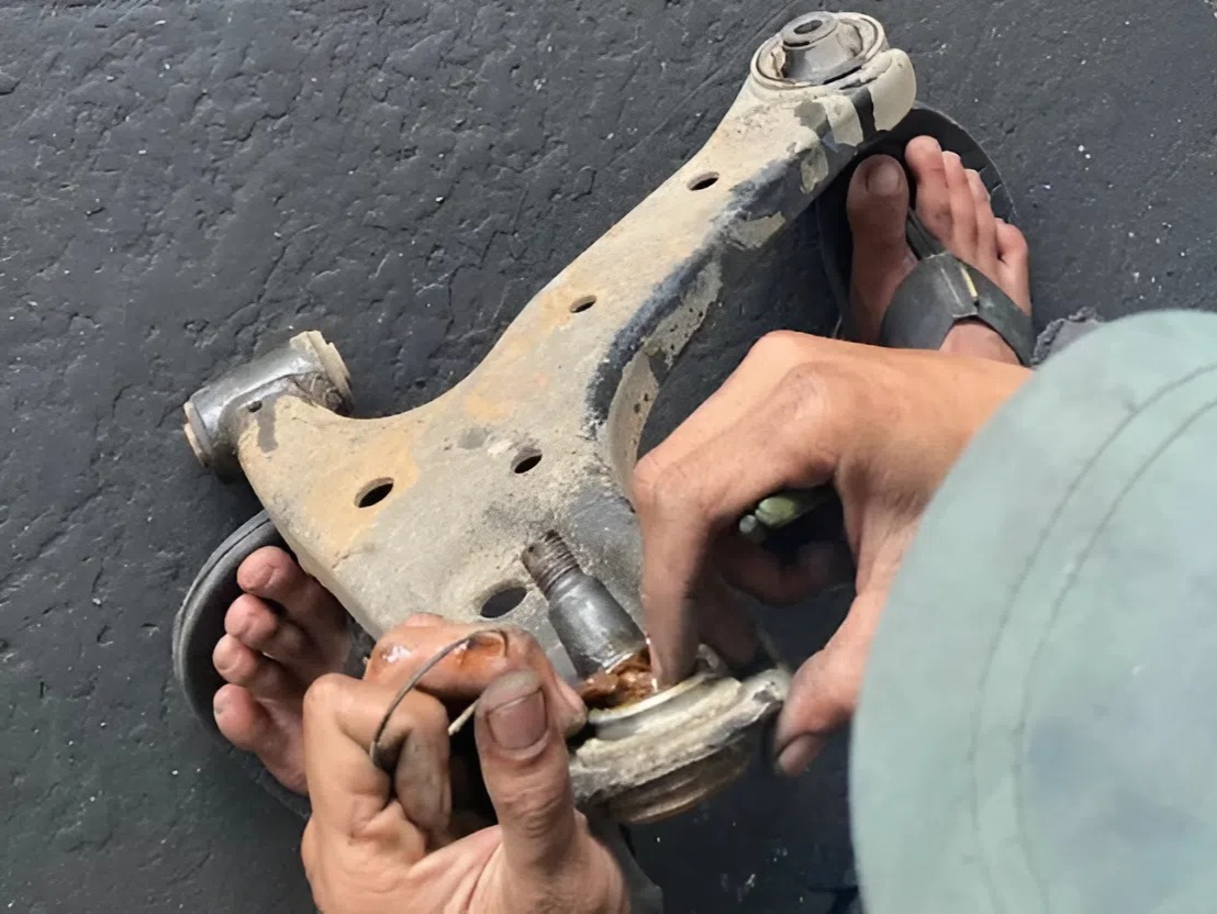mobil, jalan, bergelombang, suspensi, bushing arm, Mobil Berdecit di Jalan Bergelombang? Tanda Gejala Bushing Aus