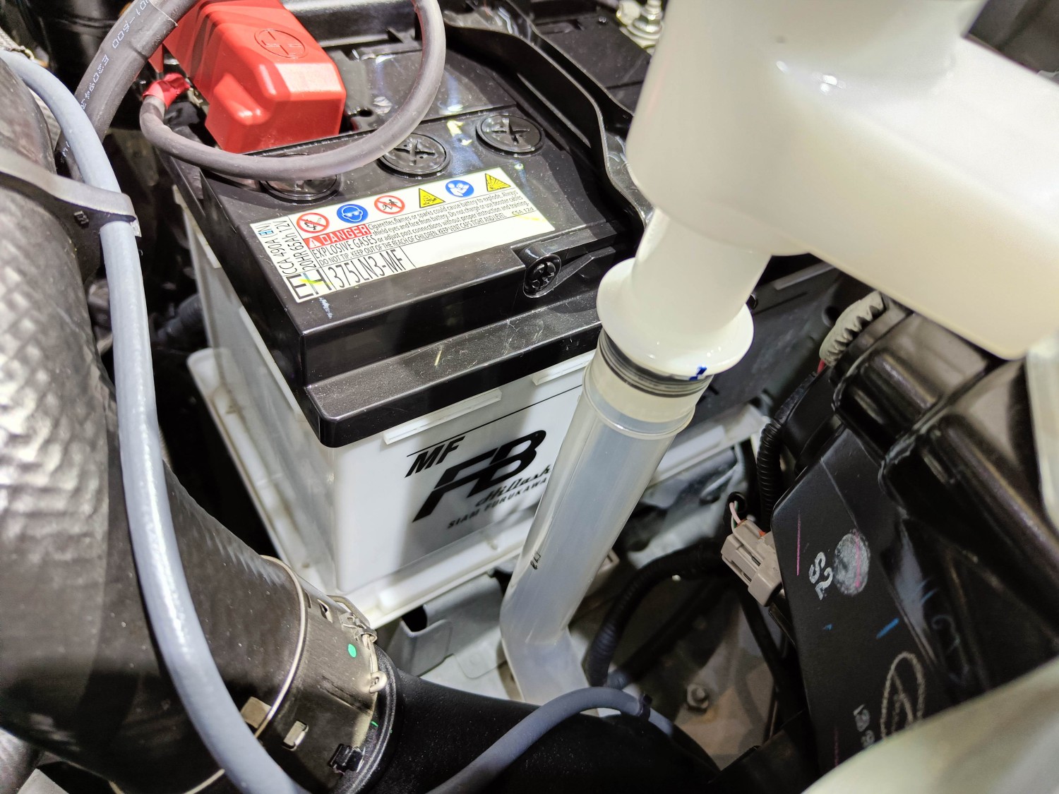 mobil listrik, hybrid, aki mobil, cara merawat aki mobil, Mobil Listrik dan Hybrid Tetap Butuh Aki, Ini Penjelasan Serta Cara Merawatnya
