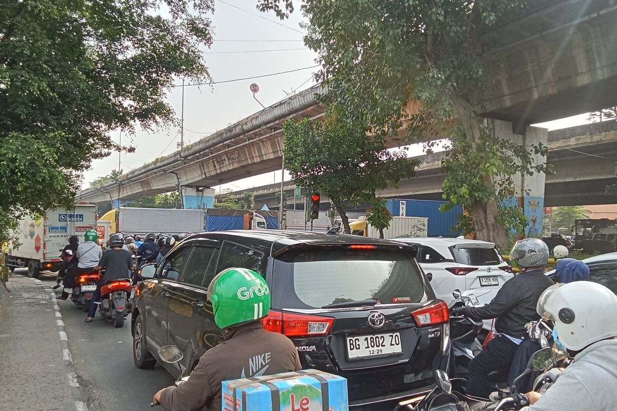 lampu merah lama, durasi lampu merah, Lampu Merah Daan Mogot, Traffic Light Daan Mogot, Exit Tol Cengkareng, Durasi Lampu Merah di Daan Mogot Bikin Ampun, Cewek Nunggu Bisa Sambil Dandan Dulu